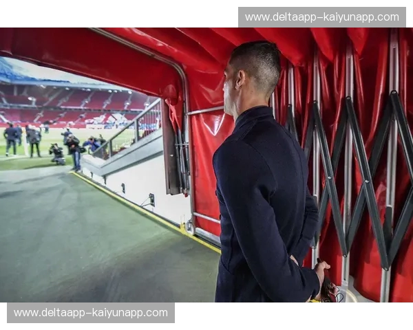 梦剧场的宿命之战：当C罗遇见曼联，那一夜的红与白